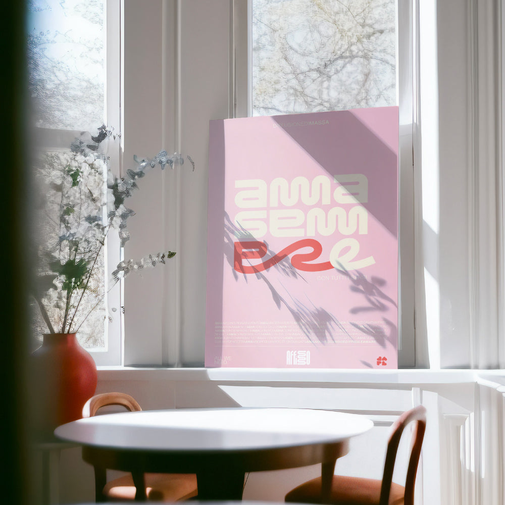 Poster tipografico moderno con la scritta 'AMMA SEMPRE' in caratteri bold e curvi su sfondo rosa. Il design utilizza colori crema, rosso e bianco, con un effetto dinamico sulle lettere. Contiene anche piccole scritte in italiano come 'con tutti i sensi' e 'ALL WE NEED'. Stile minimalista ed emozionale, ideale per decorazione e comunicazione visiva.