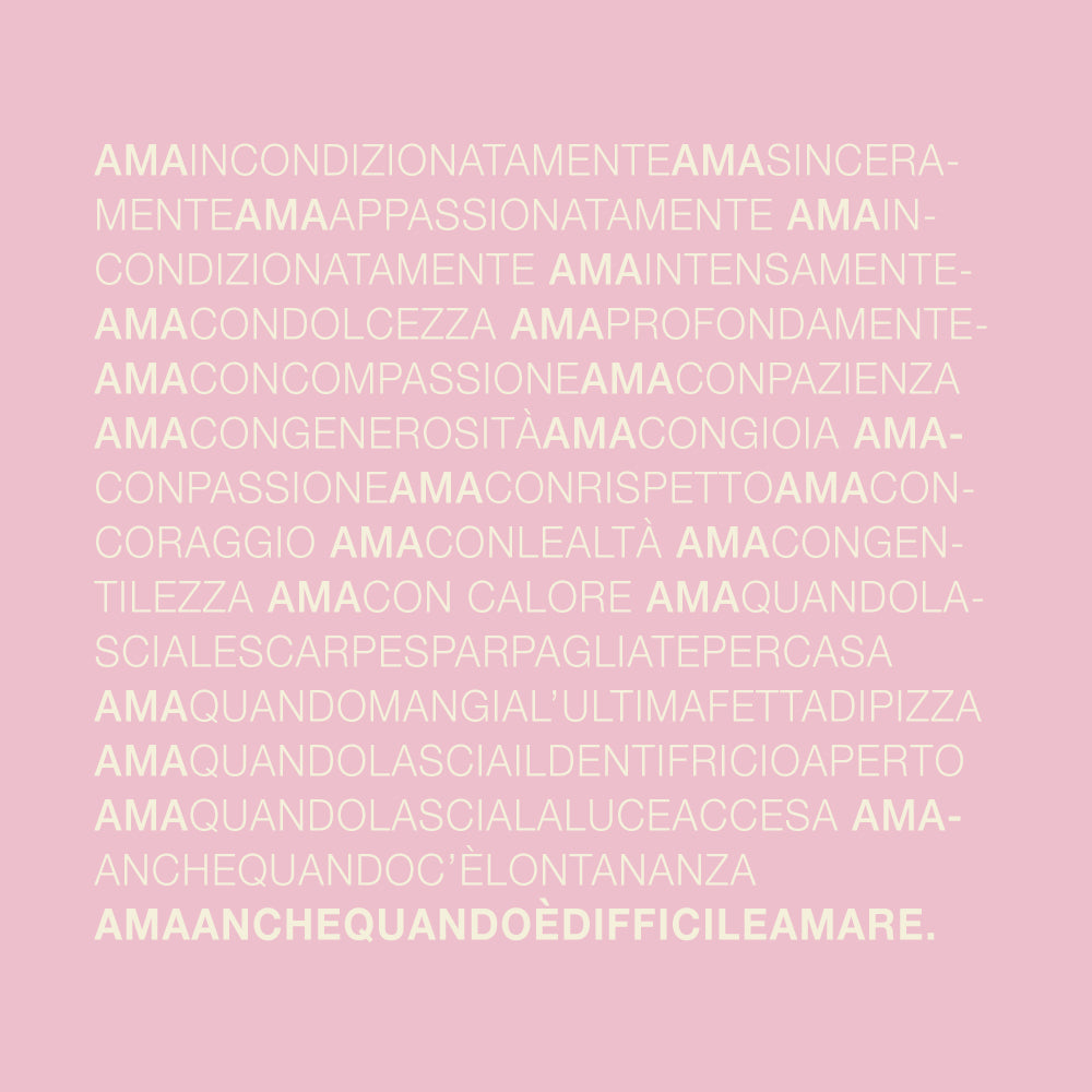 Poster tipografico moderno con la scritta 'AMMA SEMPRE' in caratteri bold e curvi su sfondo rosa. Il design utilizza colori crema, rosso e bianco, con un effetto dinamico sulle lettere. Contiene anche piccole scritte in italiano come 'con tutti i sensi' e 'ALL WE NEED'. Stile minimalista ed emozionale, ideale per decorazione e comunicazione visiva.