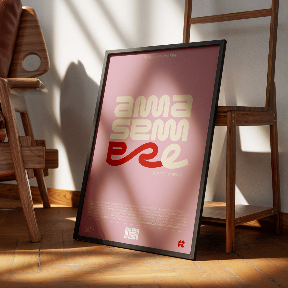 Poster tipografico moderno con la scritta 'AMMA SEMPRE' in caratteri bold e curvi su sfondo rosa. Il design utilizza colori crema, rosso e bianco, con un effetto dinamico sulle lettere. Contiene anche piccole scritte in italiano come 'con tutti i sensi' e 'ALL WE NEED'. Stile minimalista ed emozionale, ideale per decorazione e comunicazione visiva.