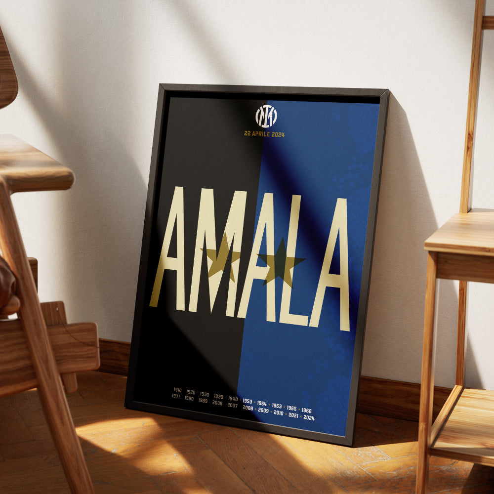 Poster celebrativo dell'Inter con la scritta 'AMALA' in caratteri grandi e bold su sfondo diviso tra nero e blu, i colori simbolo della squadra. Sopra la scritta, il logo del club con la data '22 APRILE 2024'. Due stelle dorate sovrapposte alla parola enfatizzano i successi della squadra. In basso, un elenco di anni evidenzia le vittorie storiche del club. Design minimalista e iconico, ideale per tifosi e appassionati di calcio.