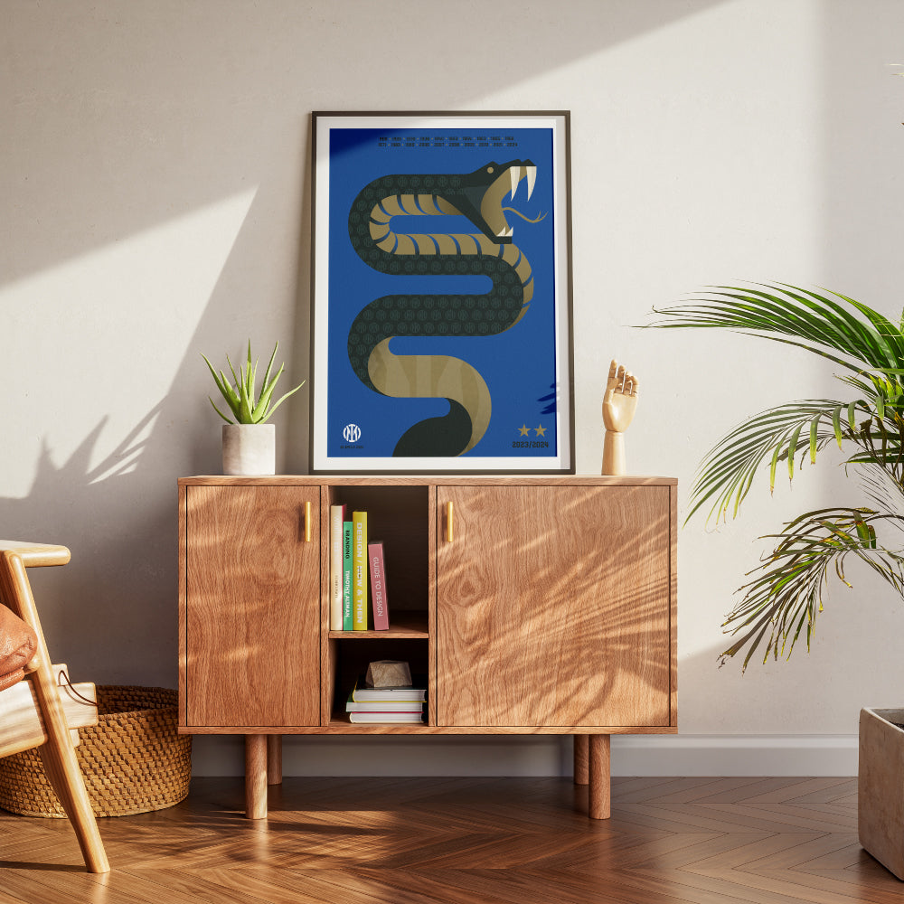 Poster celebrativo dell'Inter con un grande serpente stilizzato nero e oro su sfondo blu, simbolo storico del club. Il corpo del serpente è decorato con il logo dell'Inter in pattern. In alto, un elenco di anni rappresenta i titoli vinti dalla squadra, mentre in basso a destra due stelle dorate e la scritta '2023/2024' evidenziano il successo più recente. In basso a sinistra, il logo dell'Inter con la data '22 APRILE 2024'. Design moderno e iconico, ideale per tifosi e collezionisti.