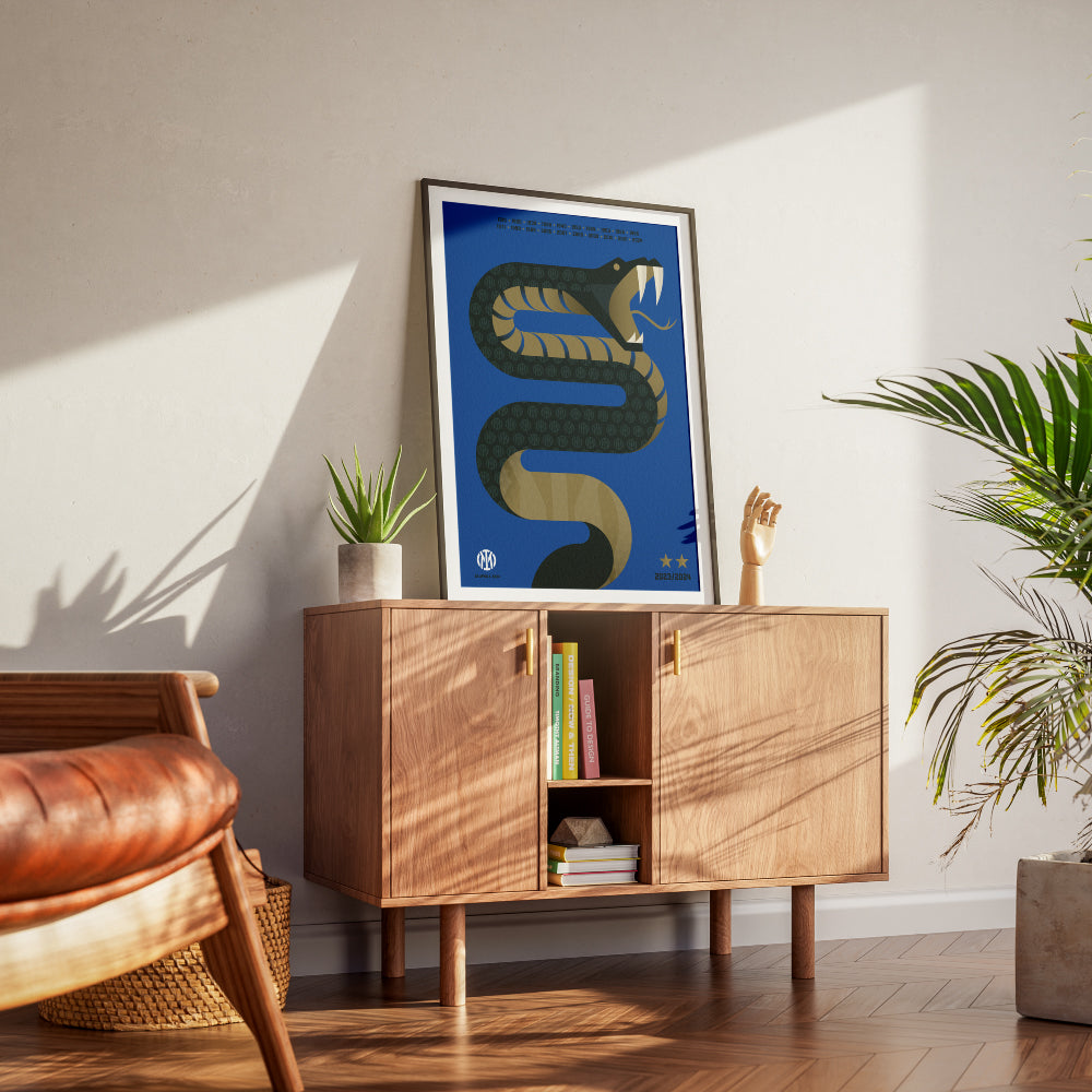 Poster celebrativo dell'Inter con un grande serpente stilizzato nero e oro su sfondo blu, simbolo storico del club. Il corpo del serpente è decorato con il logo dell'Inter in pattern. In alto, un elenco di anni rappresenta i titoli vinti dalla squadra, mentre in basso a destra due stelle dorate e la scritta '2023/2024' evidenziano il successo più recente. In basso a sinistra, il logo dell'Inter con la data '22 APRILE 2024'. Design moderno e iconico, ideale per tifosi e collezionisti.