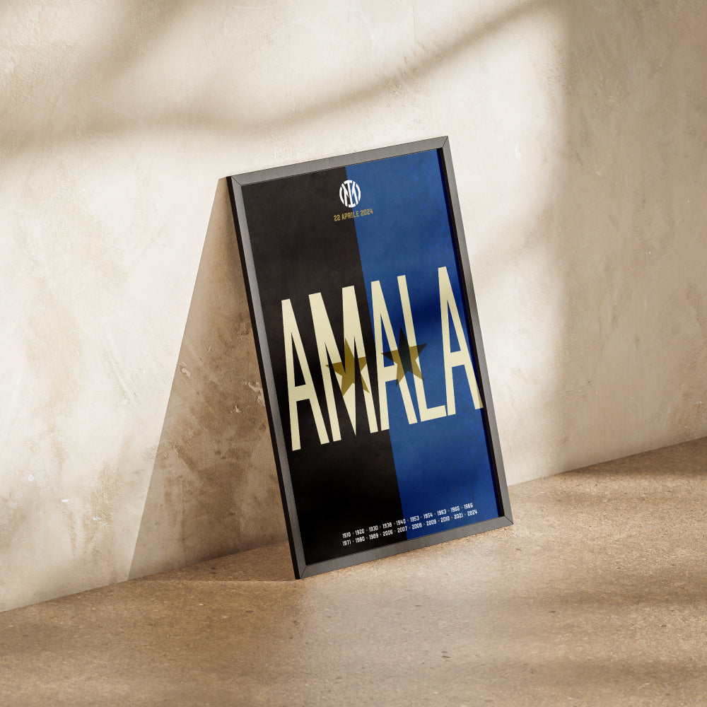 Poster celebrativo dell'Inter con la scritta 'AMALA' in caratteri grandi e bold su sfondo diviso tra nero e blu, i colori simbolo della squadra. Sopra la scritta, il logo del club con la data '22 APRILE 2024'. Due stelle dorate sovrapposte alla parola enfatizzano i successi della squadra. In basso, un elenco di anni evidenzia le vittorie storiche del club. Design minimalista e iconico, ideale per tifosi e appassionati di calcio.