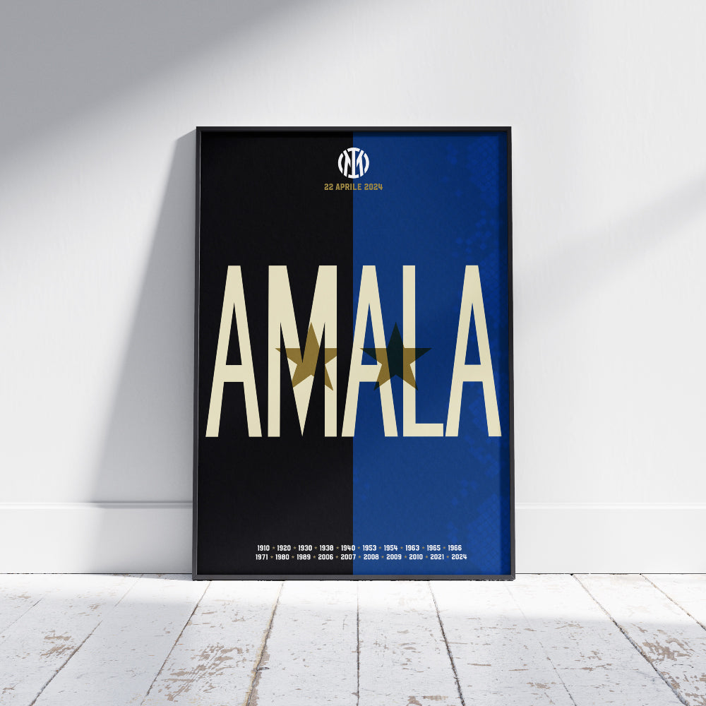 Poster celebrativo dell'Inter con la scritta 'AMALA' in caratteri grandi e bold su sfondo diviso tra nero e blu, i colori simbolo della squadra. Sopra la scritta, il logo del club con la data '22 APRILE 2024'. Due stelle dorate sovrapposte alla parola enfatizzano i successi della squadra. In basso, un elenco di anni evidenzia le vittorie storiche del club. Design minimalista e iconico, ideale per tifosi e appassionati di calcio.
