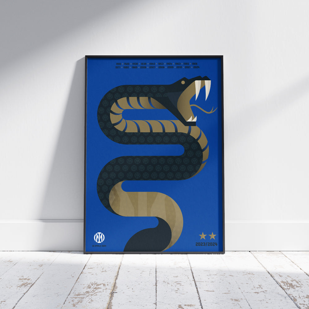 Poster celebrativo dell'Inter con un grande serpente stilizzato nero e oro su sfondo blu, simbolo storico del club. Il corpo del serpente è decorato con il logo dell'Inter in pattern. In alto, un elenco di anni rappresenta i titoli vinti dalla squadra, mentre in basso a destra due stelle dorate e la scritta '2023/2024' evidenziano il successo più recente. In basso a sinistra, il logo dell'Inter con la data '22 APRILE 2024'. Design moderno e iconico, ideale per tifosi e collezionisti.