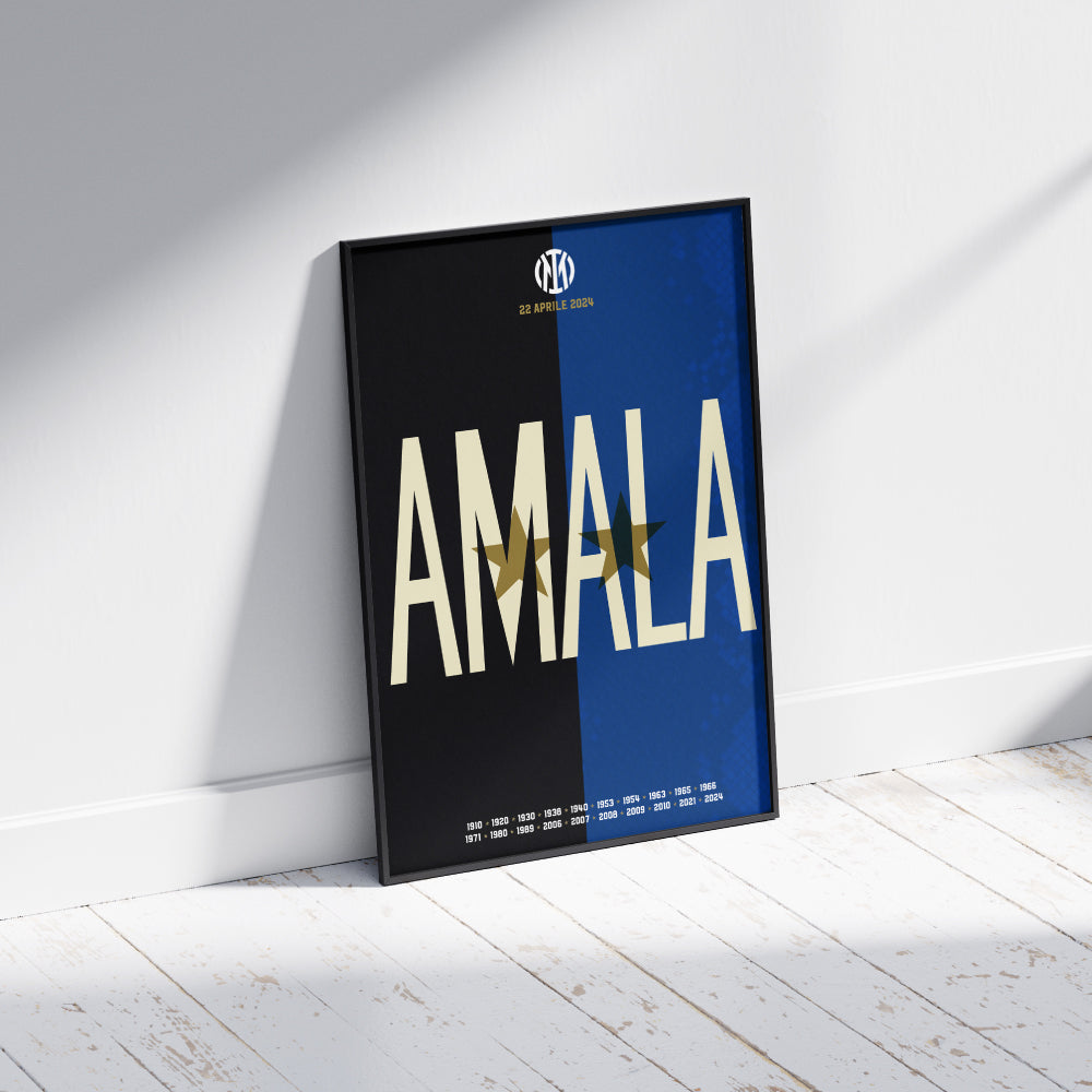 Poster celebrativo dell'Inter con la scritta 'AMALA' in caratteri grandi e bold su sfondo diviso tra nero e blu, i colori simbolo della squadra. Sopra la scritta, il logo del club con la data '22 APRILE 2024'. Due stelle dorate sovrapposte alla parola enfatizzano i successi della squadra. In basso, un elenco di anni evidenzia le vittorie storiche del club. Design minimalista e iconico, ideale per tifosi e appassionati di calcio.