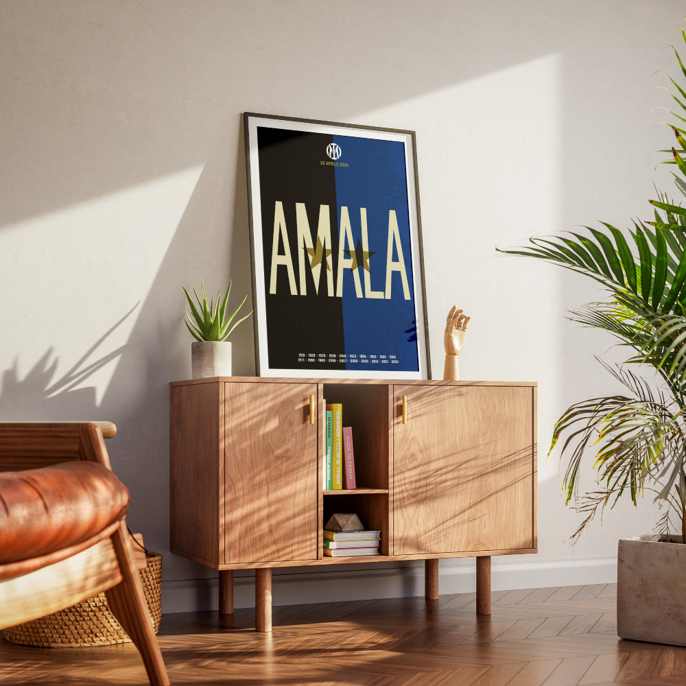 Poster celebrativo dell'Inter con la scritta 'AMALA' in caratteri grandi e bold su sfondo diviso tra nero e blu, i colori simbolo della squadra. Sopra la scritta, il logo del club con la data '22 APRILE 2024'. Due stelle dorate sovrapposte alla parola enfatizzano i successi della squadra. In basso, un elenco di anni evidenzia le vittorie storiche del club. Design minimalista e iconico, ideale per tifosi e appassionati di calcio.