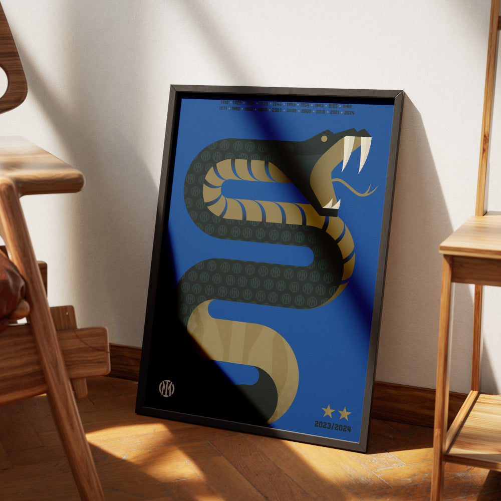 Poster celebrativo dell'Inter con un grande serpente stilizzato nero e oro su sfondo blu, simbolo storico del club. Il corpo del serpente è decorato con il logo dell'Inter in pattern. In alto, un elenco di anni rappresenta i titoli vinti dalla squadra, mentre in basso a destra due stelle dorate e la scritta '2023/2024' evidenziano il successo più recente. In basso a sinistra, il logo dell'Inter con la data '22 APRILE 2024'. Design moderno e iconico, ideale per tifosi e collezionisti.