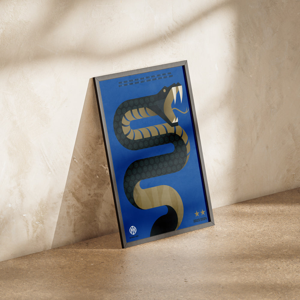 Poster celebrativo dell'Inter con un grande serpente stilizzato nero e oro su sfondo blu, simbolo storico del club. Il corpo del serpente è decorato con il logo dell'Inter in pattern. In alto, un elenco di anni rappresenta i titoli vinti dalla squadra, mentre in basso a destra due stelle dorate e la scritta '2023/2024' evidenziano il successo più recente. In basso a sinistra, il logo dell'Inter con la data '22 APRILE 2024'. Design moderno e iconico, ideale per tifosi e collezionisti.