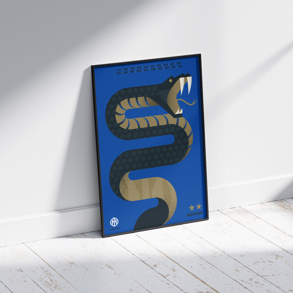 Poster celebrativo dell'Inter con un grande serpente stilizzato nero e oro su sfondo blu, simbolo storico del club. Il corpo del serpente è decorato con il logo dell'Inter in pattern. In alto, un elenco di anni rappresenta i titoli vinti dalla squadra, mentre in basso a destra due stelle dorate e la scritta '2023/2024' evidenziano il successo più recente. In basso a sinistra, il logo dell'Inter con la data '22 APRILE 2024'. Design moderno e iconico, ideale per tifosi e collezionisti.