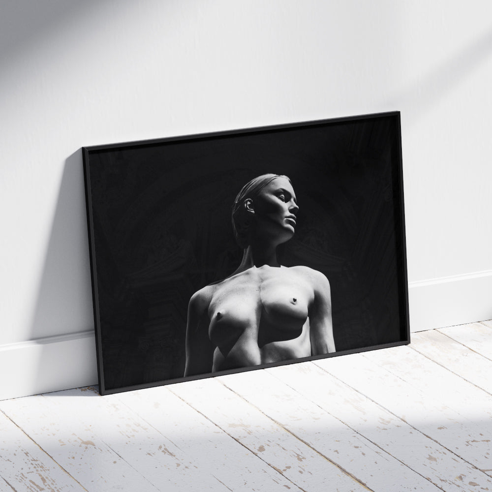 Statua di una figura femminile scolpita in marmo, illuminata da una luce drammatica che accentua i dettagli del volto e del busto, con uno sfondo scuro e architettonico che crea un forte contrasto visivo