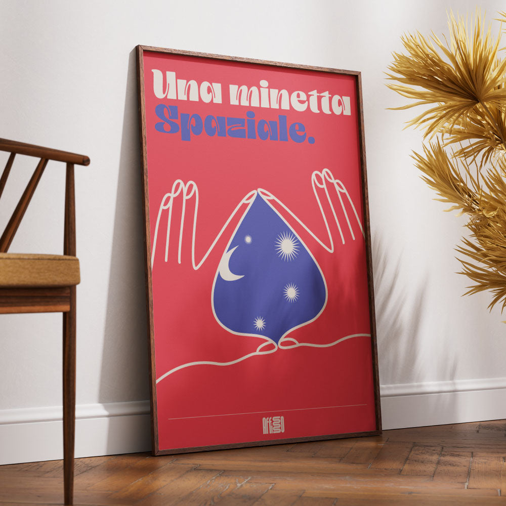 Poster dal design grafico con sfondo rosso, testo tipografico in bianco e blu che recita 'Una minetta spaziale'. L'illustrazione mostra due mani stilizzate che incorniciano una forma blu con luna e stelle, evocando un tema cosmico e surreale. Stile moderno e giocoso.