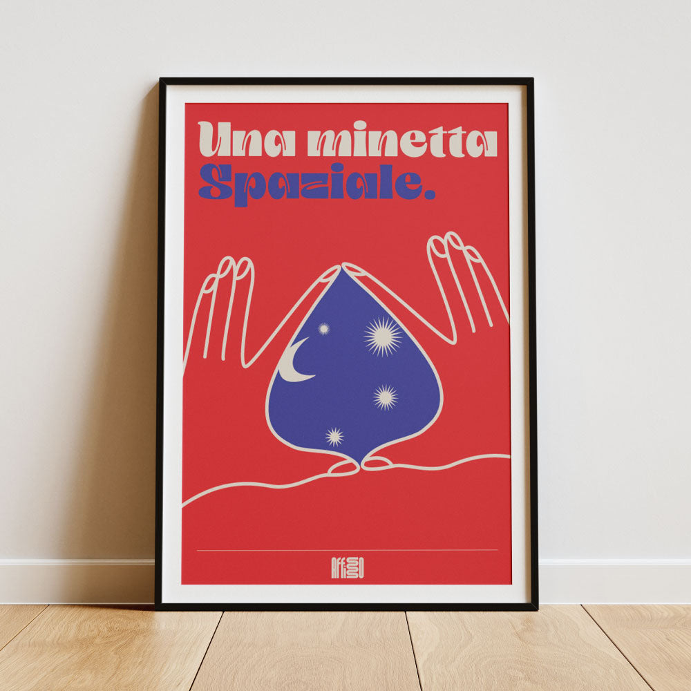 Poster dal design grafico con sfondo rosso, testo tipografico in bianco e blu che recita 'Una minetta spaziale'. L'illustrazione mostra due mani stilizzate che incorniciano una forma blu con luna e stelle, evocando un tema cosmico e surreale. Stile moderno e giocoso.