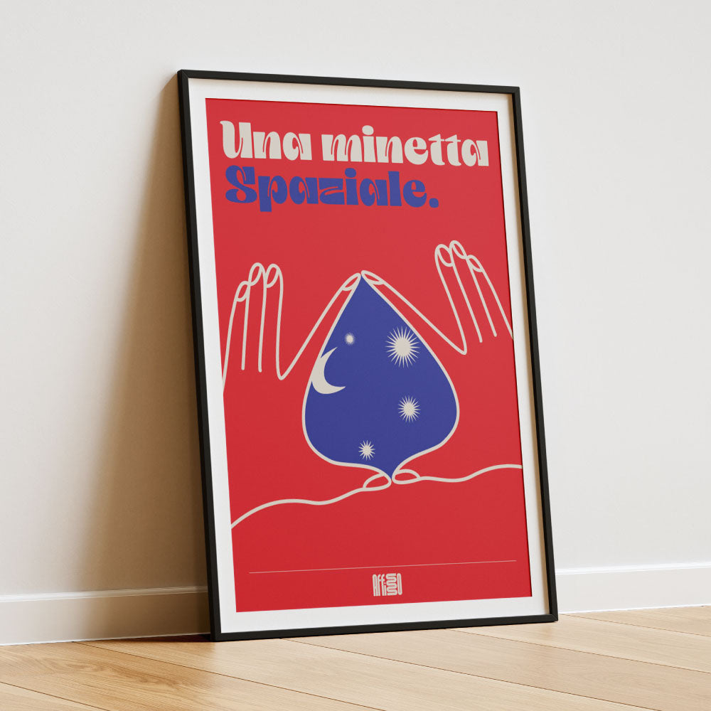 Poster dal design grafico con sfondo rosso, testo tipografico in bianco e blu che recita 'Una minetta spaziale'. L'illustrazione mostra due mani stilizzate che incorniciano una forma blu con luna e stelle, evocando un tema cosmico e surreale. Stile moderno e giocoso.