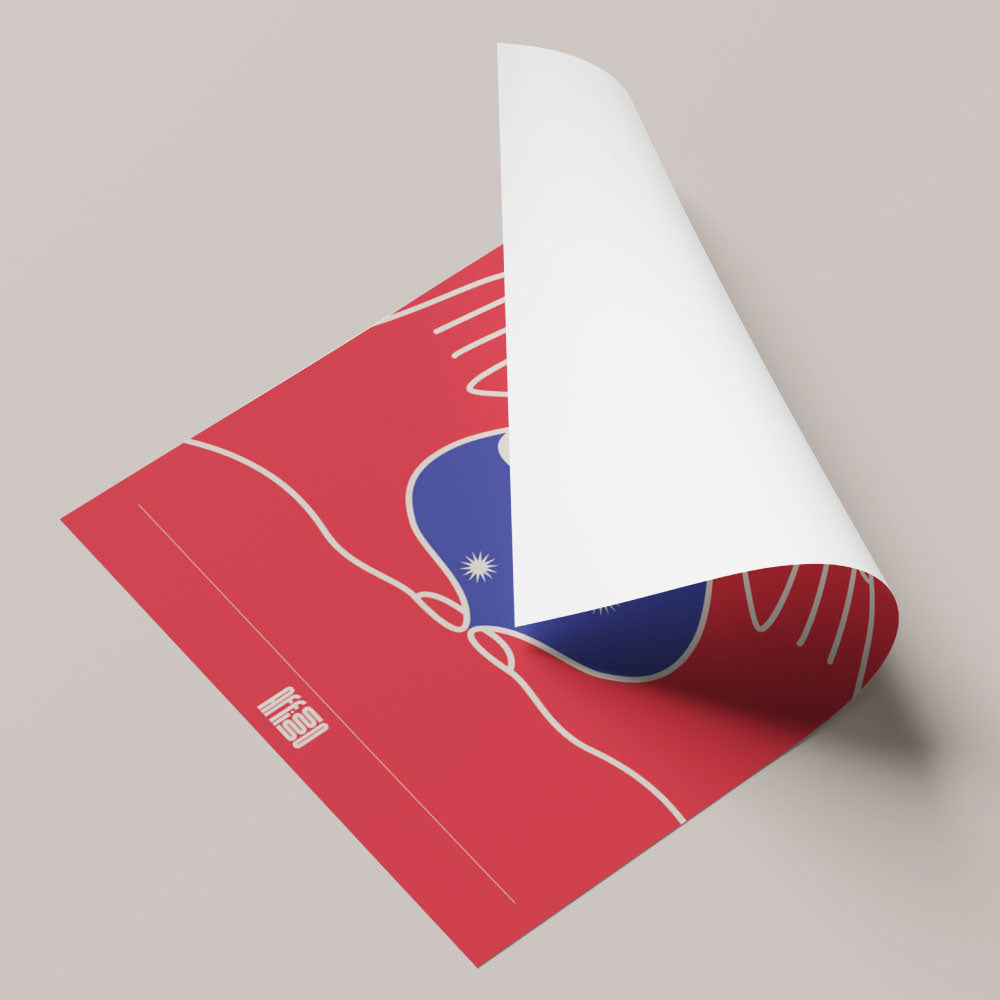 Poster dal design grafico con sfondo rosso, testo tipografico in bianco e blu che recita 'Una minetta spaziale'. L'illustrazione mostra due mani stilizzate che incorniciano una forma blu con luna e stelle, evocando un tema cosmico e surreale. Stile moderno e giocoso.
