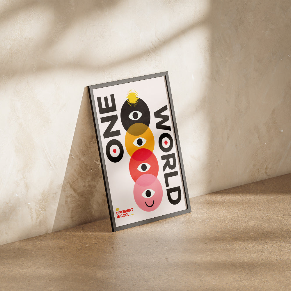 Poster con il testo 'One World' accompagnato da un design geometrico colorato con cerchi sovrapposti in nero, giallo, rosso e rosa, ciascuno contenente un occhio stilizzato e un volto sorridente nell'ultimo cerchio. In basso a sinistra la scritta 'Different is Cool'. Design moderno e simbolico su sfondo chiaro.