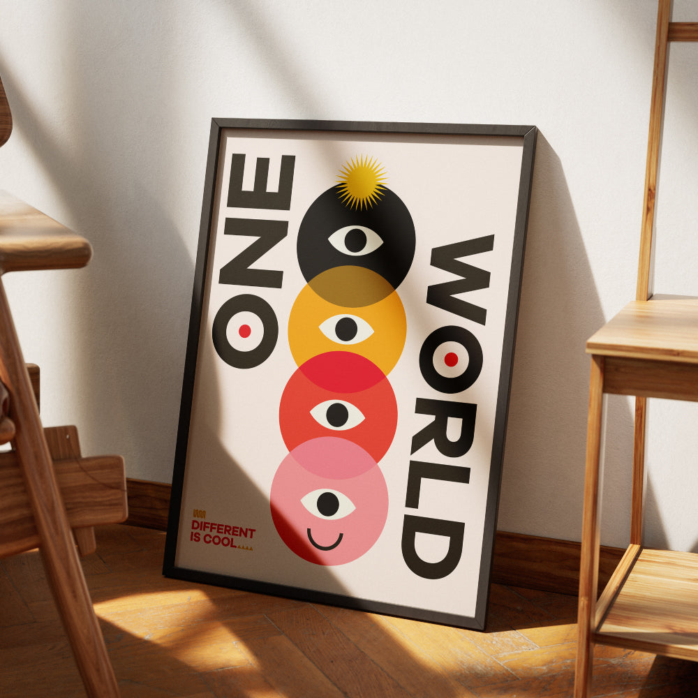 Poster con il testo 'One World' accompagnato da un design geometrico colorato con cerchi sovrapposti in nero, giallo, rosso e rosa, ciascuno contenente un occhio stilizzato e un volto sorridente nell'ultimo cerchio. In basso a sinistra la scritta 'Different is Cool'. Design moderno e simbolico su sfondo chiaro.