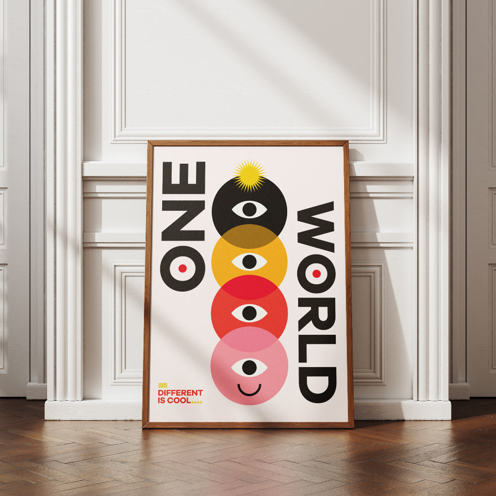 Poster con il testo 'One World' accompagnato da un design geometrico colorato con cerchi sovrapposti in nero, giallo, rosso e rosa, ciascuno contenente un occhio stilizzato e un volto sorridente nell'ultimo cerchio. In basso a sinistra la scritta 'Different is Cool'. Design moderno e simbolico su sfondo chiaro.