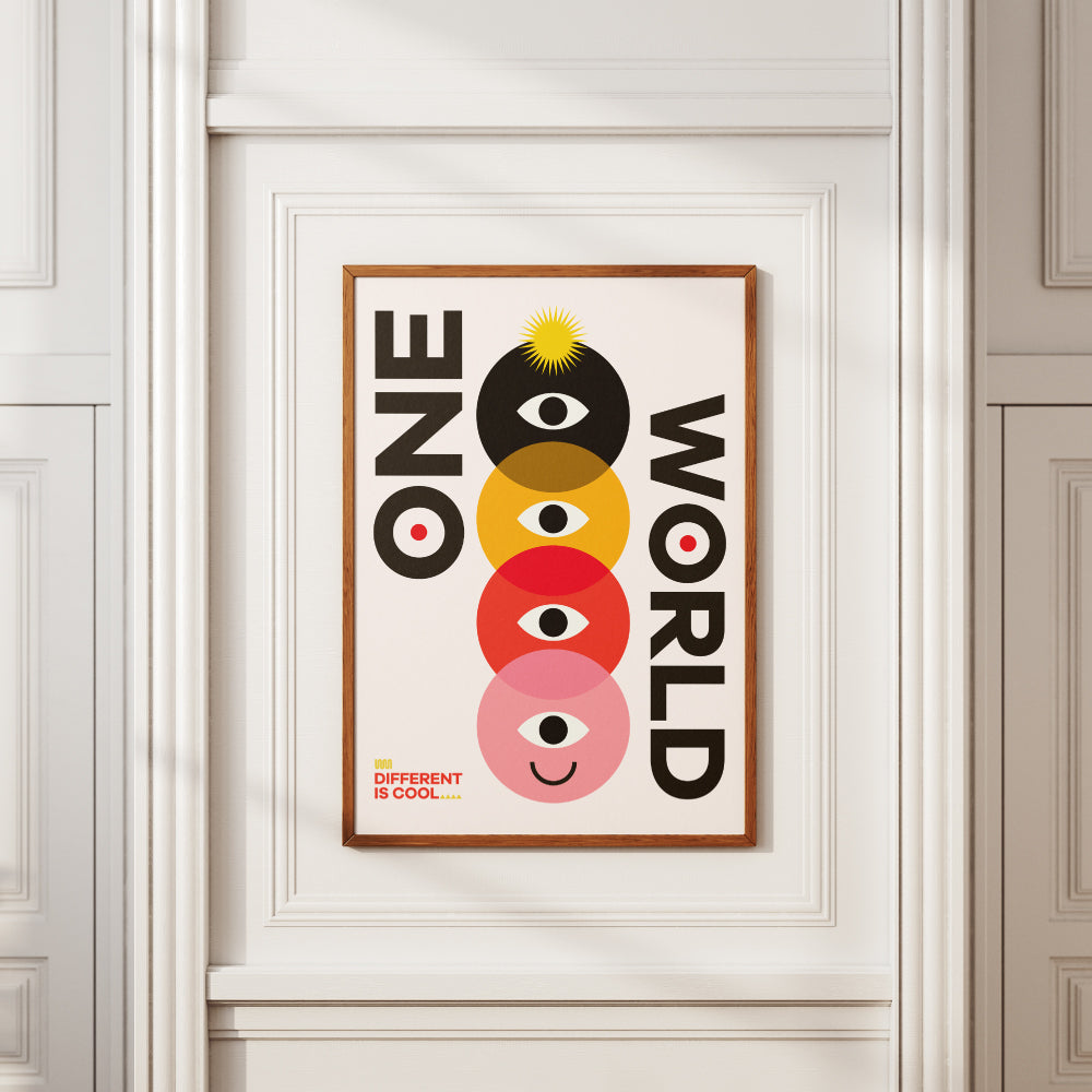 Poster con il testo 'One World' accompagnato da un design geometrico colorato con cerchi sovrapposti in nero, giallo, rosso e rosa, ciascuno contenente un occhio stilizzato e un volto sorridente nell'ultimo cerchio. In basso a sinistra la scritta 'Different is Cool'. Design moderno e simbolico su sfondo chiaro.