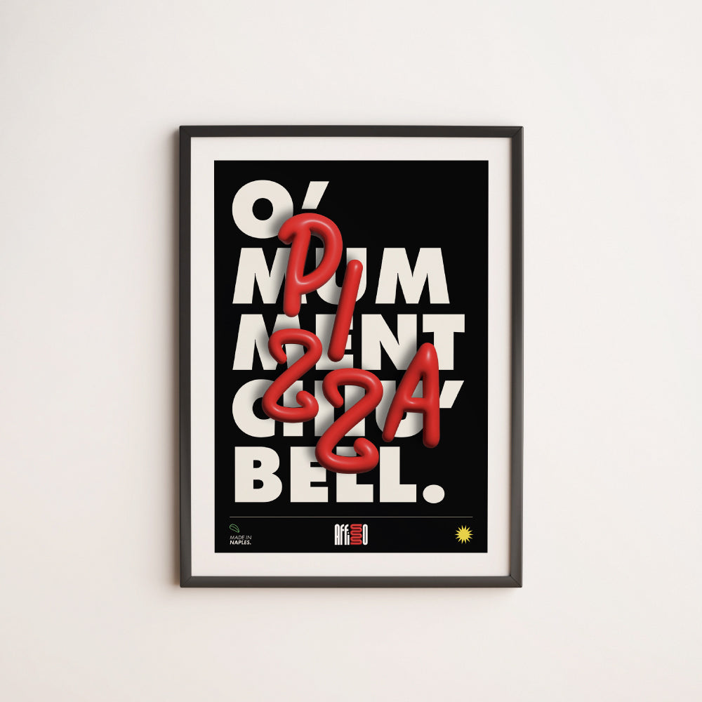 Poster tipografico dal design moderno con testo tridimensionale rosso 'PIZZA' in stile dinamico sovrapposto a lettere bianche maiuscole su sfondo nero. La frase di sfondo recita 'O’ numment cchiù bell'. Angolo inferiore con logo 'Made in Naples' e marchio Affisso. Design audace che celebra l'iconica tradizione napoletana.