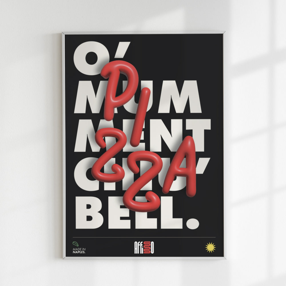 Poster tipografico dal design moderno con testo tridimensionale rosso 'PIZZA' in stile dinamico sovrapposto a lettere bianche maiuscole su sfondo nero. La frase di sfondo recita 'O’ numment cchiù bell'. Angolo inferiore con logo 'Made in Naples' e marchio Affisso. Design audace che celebra l'iconica tradizione napoletana.