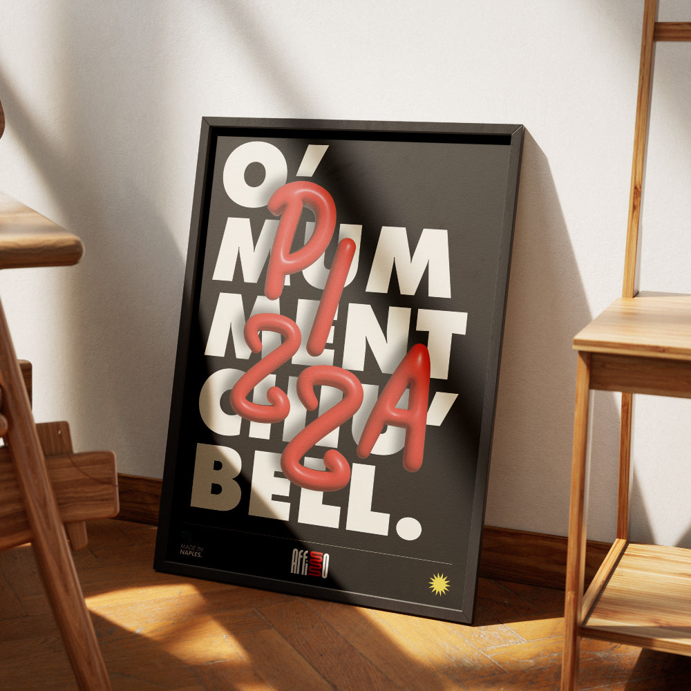 Poster tipografico dal design moderno con testo tridimensionale rosso 'PIZZA' in stile dinamico sovrapposto a lettere bianche maiuscole su sfondo nero. La frase di sfondo recita 'O’ numment cchiù bell'. Angolo inferiore con logo 'Made in Naples' e marchio Affisso. Design audace che celebra l'iconica tradizione napoletana.