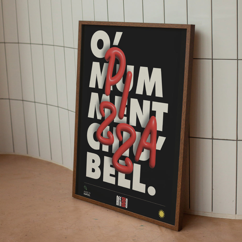Poster tipografico dal design moderno con testo tridimensionale rosso 'PIZZA' in stile dinamico sovrapposto a lettere bianche maiuscole su sfondo nero. La frase di sfondo recita 'O’ numment cchiù bell'. Angolo inferiore con logo 'Made in Naples' e marchio Affisso. Design audace che celebra l'iconica tradizione napoletana.