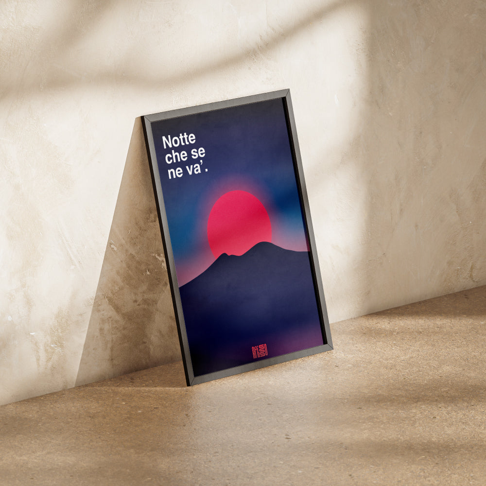 Poster artistico intitolato 'Notte che Se Ne Va', raffigurante il Vesuvio come silhouette scura con un grande sole rosso su sfondo sfumato blu e rosa. Design minimalista e suggestivo, ideale per decorazioni moderne.