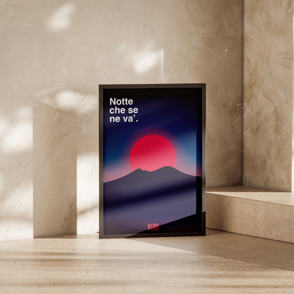 Poster artistico intitolato 'Notte che Se Ne Va', raffigurante il Vesuvio come silhouette scura con un grande sole rosso su sfondo sfumato blu e rosa. Design minimalista e suggestivo, ideale per decorazioni moderne.