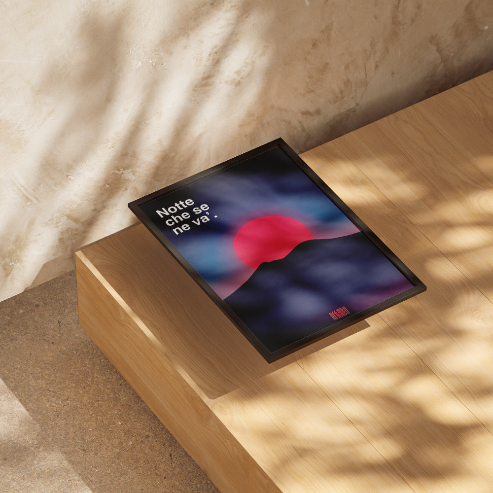 Poster artistico intitolato 'Notte che Se Ne Va', raffigurante il Vesuvio come silhouette scura con un grande sole rosso su sfondo sfumato blu e rosa. Design minimalista e suggestivo, ideale per decorazioni moderne.