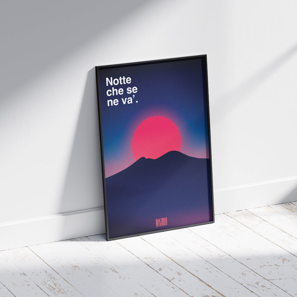 Poster artistico intitolato 'Notte che Se Ne Va', raffigurante il Vesuvio come silhouette scura con un grande sole rosso su sfondo sfumato blu e rosa. Design minimalista e suggestivo, ideale per decorazioni moderne.