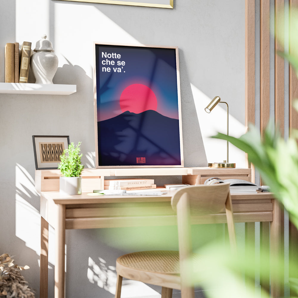 Poster artistico intitolato 'Notte che Se Ne Va', raffigurante il Vesuvio come silhouette scura con un grande sole rosso su sfondo sfumato blu e rosa. Design minimalista e suggestivo, ideale per decorazioni moderne.