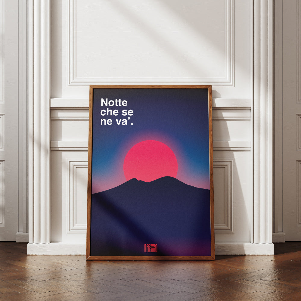 Poster artistico intitolato 'Notte che Se Ne Va', raffigurante il Vesuvio come silhouette scura con un grande sole rosso su sfondo sfumato blu e rosa. Design minimalista e suggestivo, ideale per decorazioni moderne.