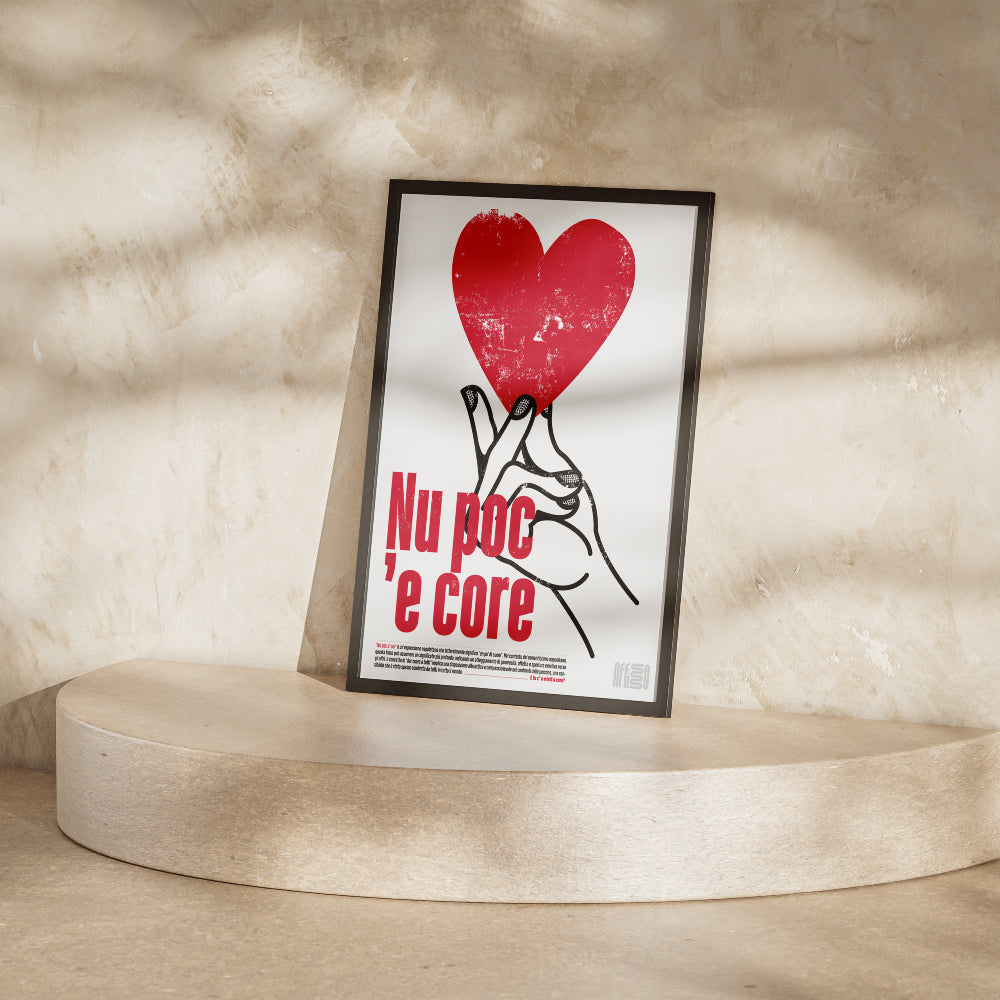 Poster tipografico con illustrazione di un cuore rosso stilizzato, sostenuto da una mano in bianco e nero, accompagnato dalla scritta 'Nu poc 'e core' in caratteri rossi e audaci. Design moderno con texture graffiata, ispirato al romanticismo e alla generosità del dialetto napoletano.