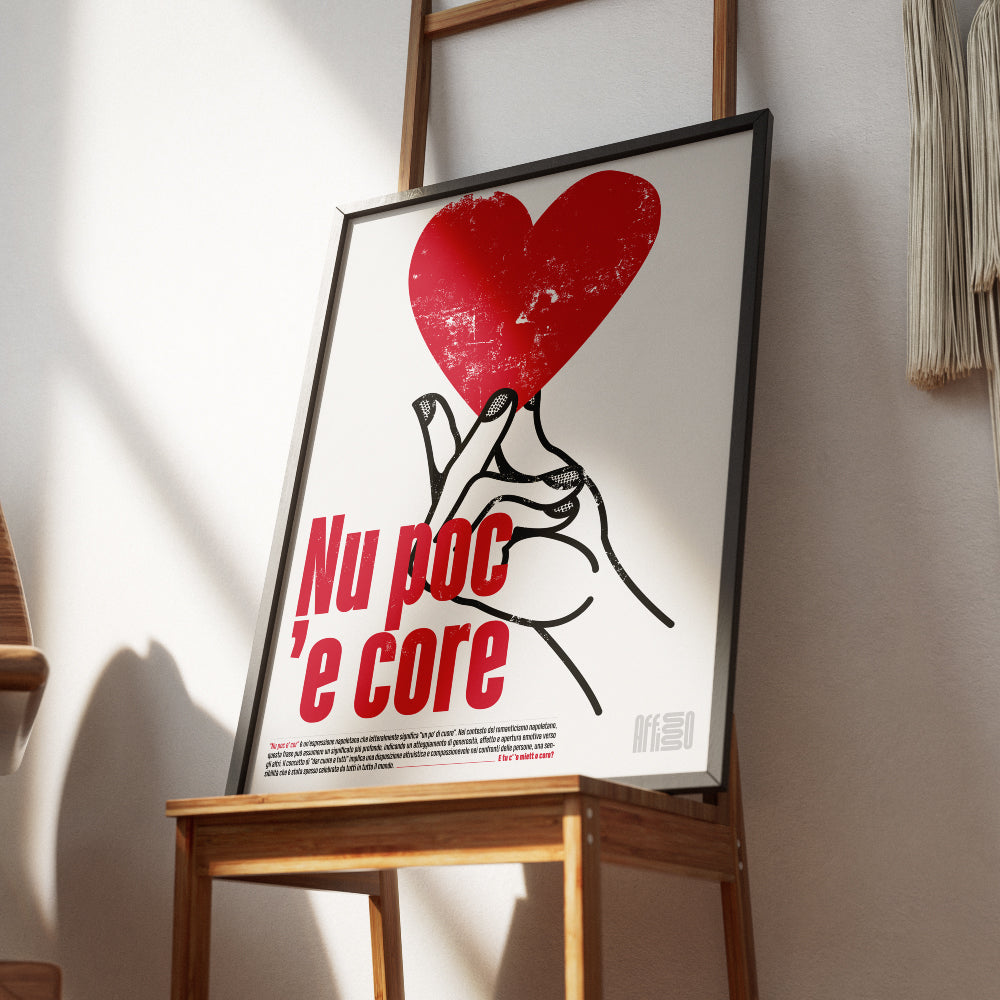 Poster tipografico con illustrazione di un cuore rosso stilizzato, sostenuto da una mano in bianco e nero, accompagnato dalla scritta 'Nu poc 'e core' in caratteri rossi e audaci. Design moderno con texture graffiata, ispirato al romanticismo e alla generosità del dialetto napoletano.