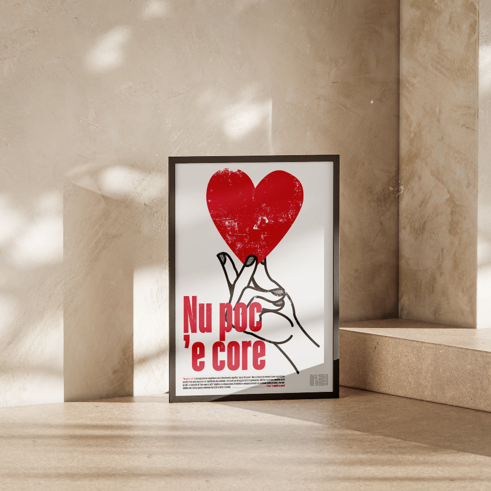Poster tipografico con illustrazione di un cuore rosso stilizzato, sostenuto da una mano in bianco e nero, accompagnato dalla scritta 'Nu poc 'e core' in caratteri rossi e audaci. Design moderno con texture graffiata, ispirato al romanticismo e alla generosità del dialetto napoletano.