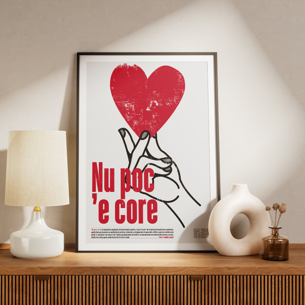 Poster tipografico con illustrazione di un cuore rosso stilizzato, sostenuto da una mano in bianco e nero, accompagnato dalla scritta 'Nu poc 'e core' in caratteri rossi e audaci. Design moderno con texture graffiata, ispirato al romanticismo e alla generosità del dialetto napoletano.