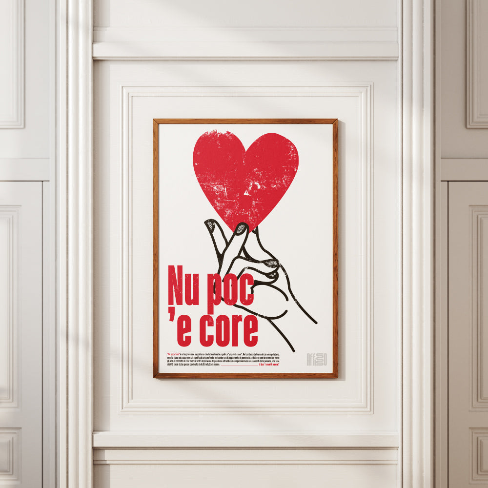 Poster tipografico con illustrazione di un cuore rosso stilizzato, sostenuto da una mano in bianco e nero, accompagnato dalla scritta 'Nu poc 'e core' in caratteri rossi e audaci. Design moderno con texture graffiata, ispirato al romanticismo e alla generosità del dialetto napoletano.