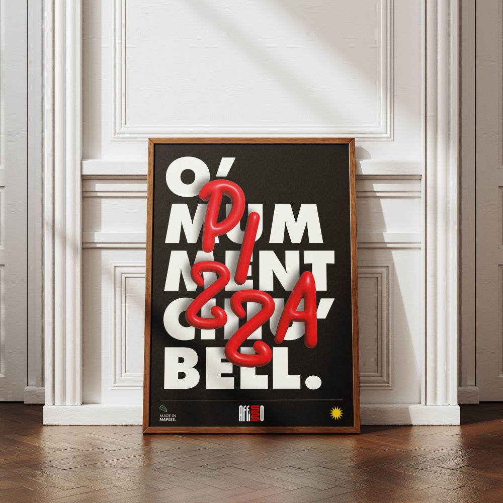 Poster tipografico dal design moderno con testo tridimensionale rosso 'PIZZA' in stile dinamico sovrapposto a lettere bianche maiuscole su sfondo nero. La frase di sfondo recita 'O’ numment cchiù bell'. Angolo inferiore con logo 'Made in Naples' e marchio Affisso. Design audace che celebra l'iconica tradizione napoletana.