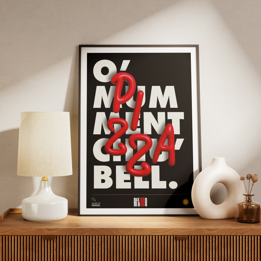 Poster tipografico dal design moderno con testo tridimensionale rosso 'PIZZA' in stile dinamico sovrapposto a lettere bianche maiuscole su sfondo nero. La frase di sfondo recita 'O’ numment cchiù bell'. Angolo inferiore con logo 'Made in Naples' e marchio Affisso. Design audace che celebra l'iconica tradizione napoletana.