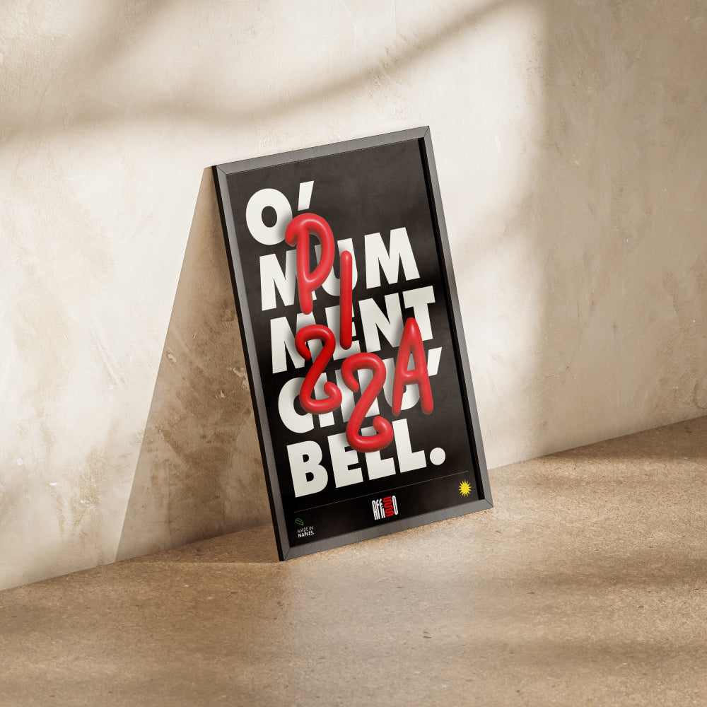 Poster tipografico dal design moderno con testo tridimensionale rosso 'PIZZA' in stile dinamico sovrapposto a lettere bianche maiuscole su sfondo nero. La frase di sfondo recita 'O’ numment cchiù bell'. Angolo inferiore con logo 'Made in Naples' e marchio Affisso. Design audace che celebra l'iconica tradizione napoletana.