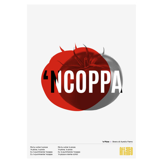 Poster grafico con la scritta centrale '‘Ncoppa' in bianco e nero sovrapposta a un'illustrazione di due pomodori stilizzati, uno rosso e uno grigio. In basso sono presenti i versi della canzone '‘A Pizza' di Aurelio Fierro, rappresentativa della tradizione napoletana.