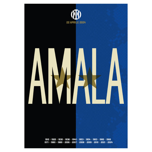 Poster celebrativo dell'Inter con la scritta 'AMALA' in caratteri grandi e bold su sfondo diviso tra nero e blu, i colori simbolo della squadra. Sopra la scritta, il logo del club con la data '22 APRILE 2024'. Due stelle dorate sovrapposte alla parola enfatizzano i successi della squadra. In basso, un elenco di anni evidenzia le vittorie storiche del club. Design minimalista e iconico, ideale per tifosi e appassionati di calcio.