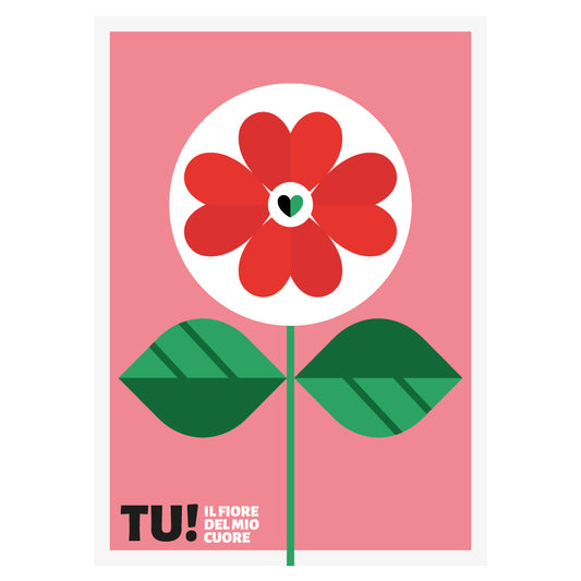 Poster minimalista con un fiore stilizzato dai petali rossi a forma di cuore, foglie verdi geometriche e sfondo rosa. Al centro del fiore, un piccolo cuore nero e verde. In basso a sinistra, il testo tipografico "TU! Il fiore del mio cuore", perfetto per decorazioni romantiche e regali di San Valentino.