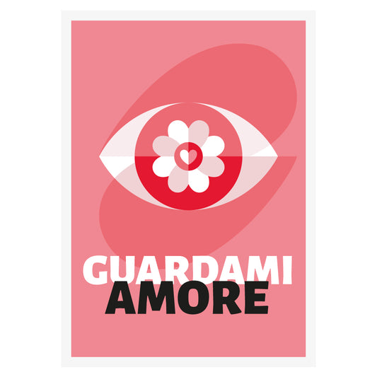 Poster minimalista con un occhio stilizzato su sfondo rosa e rosso. L'iride contiene un fiore bianco con cuore rosso al centro, simbolo di amore e connessione. In basso, il testo "GUARDAMI AMORE" in caratteri tipografici audaci bianchi e neri. Perfetto per San Valentino e decorazioni romantiche.