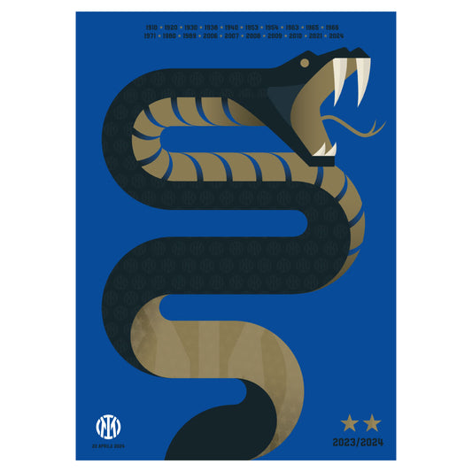 Poster celebrativo dell'Inter con un grande serpente stilizzato nero e oro su sfondo blu, simbolo storico del club. Il corpo del serpente è decorato con il logo dell'Inter in pattern. In alto, un elenco di anni rappresenta i titoli vinti dalla squadra, mentre in basso a destra due stelle dorate e la scritta '2023/2024' evidenziano il successo più recente. In basso a sinistra, il logo dell'Inter con la data '22 APRILE 2024'. Design moderno e iconico, ideale per tifosi e collezionisti.