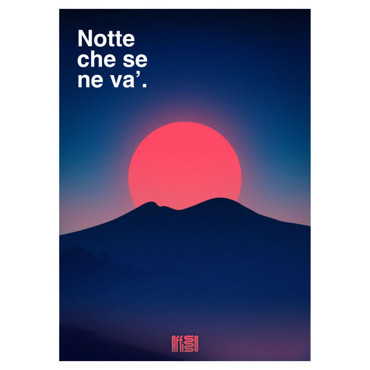 Poster artistico intitolato 'Notte che Se Ne Va', raffigurante il Vesuvio come silhouette scura con un grande sole rosso su sfondo sfumato blu e rosa. Design minimalista e suggestivo, ideale per decorazioni moderne.